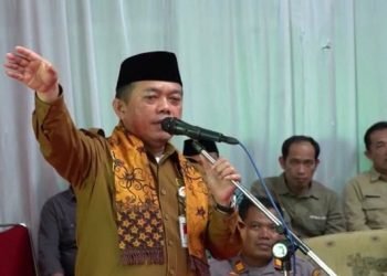 Gubernur Jambi, Al Haris menyampaikan kata sambutan saat berkunjung Kecamatan Batang Asai, Kamis (9/3/23). (Dok. Erik-Diskominfo/Goes)