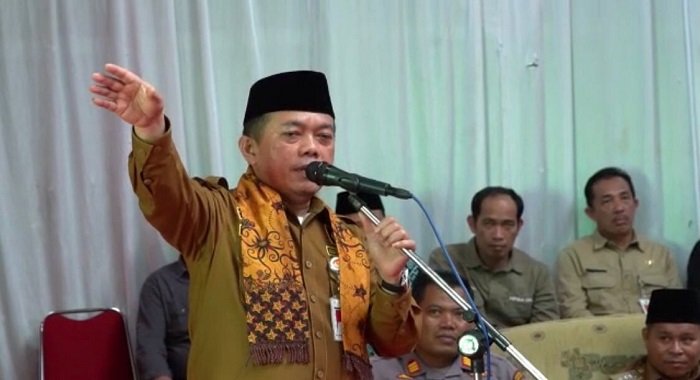 Gubernur Jambi, Al Haris menyampaikan kata sambutan saat berkunjung Kecamatan Batang Asai, Kamis (9/3/23). (Dok. Erik-Diskominfo/Goes)