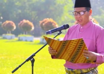 Ketua DPRD Kabupaten Tanjung Jabung Timur, Mahrup saat membacakan Teks Hasil Kongres Rakyat Provinsi Jambi di halaman Upacara Kantor Bupati Tanjab Timur, Jumat (06/01/2023). (Dok. Ahmad F - zabak)