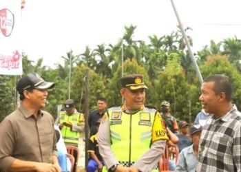 Ketua Tanjab Timur Mahrup (Kiri) sedang berbincang dengan Kapolres Andi Ichsan (tengah) dan Bupati Romi Hariyanto (kanan). (Dok. RJ.COM/Deni