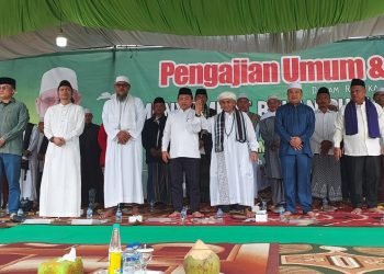Gubernur Al Haris saat menghadiri Pengajian dan Dzikir Akbar di lapangan terbuka di tengah Desa Sridadi, Minggu (12/03/2023). (Dok. Syahredy)