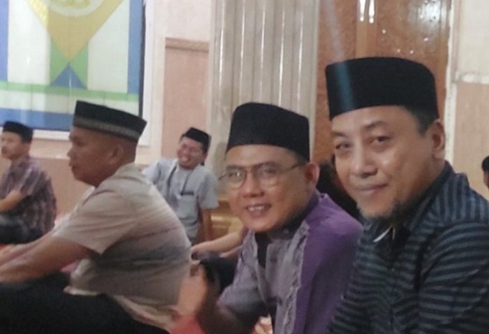 Sekda Sapril saat menghadiri perayaan Nisfu Syaban di Masjid Agung Nur Addarojat dikawasan perkantoran Bukit Menderang, Selasa (7/3/23). (Dok. Realitajambi.com/Haitami)