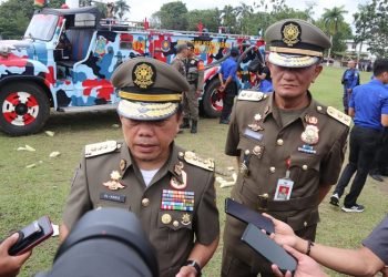 Al Haris saat diwawancara awak media pada Upacara Peringatan HUT ke 73 Satpol PP, HUT ke 104 Damkar dan HUT ke 61 Satlinmas, di Halaman Depan Kantor Gubernur Jambi, Senin (13/03/2023). [Foto: Diskominfo Provinsi Jambi/Agus]