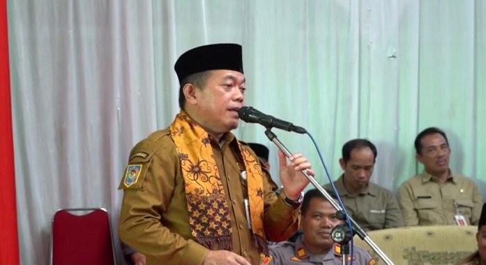 Gubernur Al Haris saat memberi sambutan pada kunjungannya di Batang Asai Provinsi Jambi, Kamis (9/3/23). (Foto : Erick-Diskominfo/Goes)