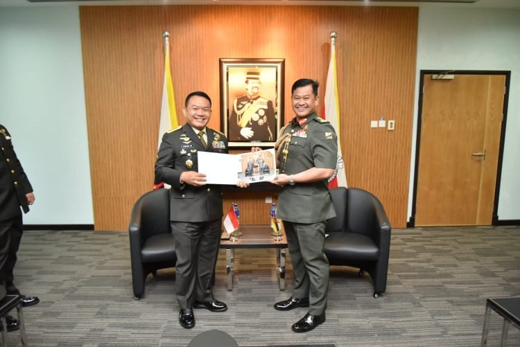 Kasad Jenderal TNI Dr. Dudung Abdurachman bersama Panglima Tentera Darat Diraja Brunei, Brigadier General Dato Seri Pahlawan Saifulrizal di Markas TDDB Berakas Garison, Senin (13/3/2023). (dok. Dispenad)