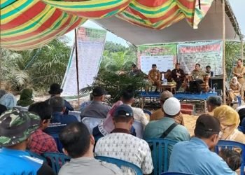 Gubernur Jambi Al Haris mendampingi Brigjen TNI Ludi Prastyono saat melakukan pengecekan lapangan. (Dok. Riki- Serampas)