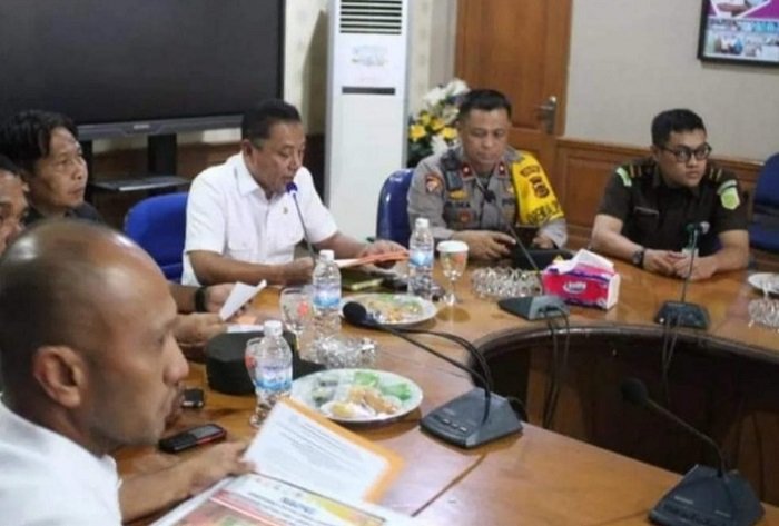 Sekda sapril saat pelaksanaan rakor Penetapan status siaga darurat bencana karhutla diruang rapat Aula Kantor Bupati Tanjab Timur, Rabu (8/3/23). (Dok. RJ.COM/Deni)