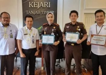 Penyerahkan piagam penghargaan kepada kepala Kejaksaan Negeri Tanjabtim Yenita Sari, SH.MH. oleh Kabag Hukum Setda, Idris, SH.MH di ruang kerja Kajari Tanjabtim (Dok. Rizon)