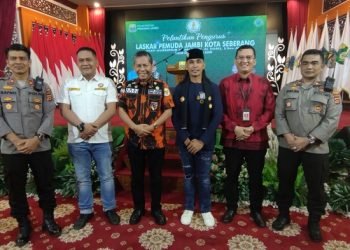 Kadis Kominfo Provinsi Jambi Ariansyah bersama Ketua Laskar Pemuda Laskar Pemuda JKS, Havizi Alatas, Ketua Karang Taruna, Ketua PP Provinsi Jambi dan Kapolsek Jambi Timur. (Dok. RJ.COM/Deni)