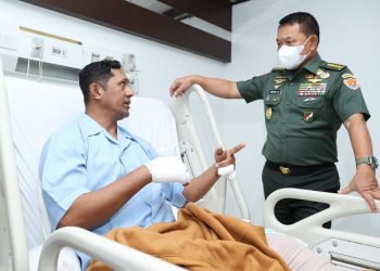 Kasad Dudung Abdurachman saat menjenguk prajurit TNI AD yang terluka akibat penyerangan KKB. (Dok. Dispenad)