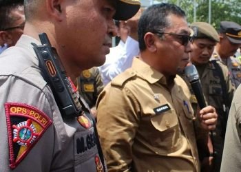 Sekda Sapril saat menemui pengunjuk rasa di halaman Kantor Bupati Tanjabtim, Senin (06/03/2023). (Dok. Rizon)