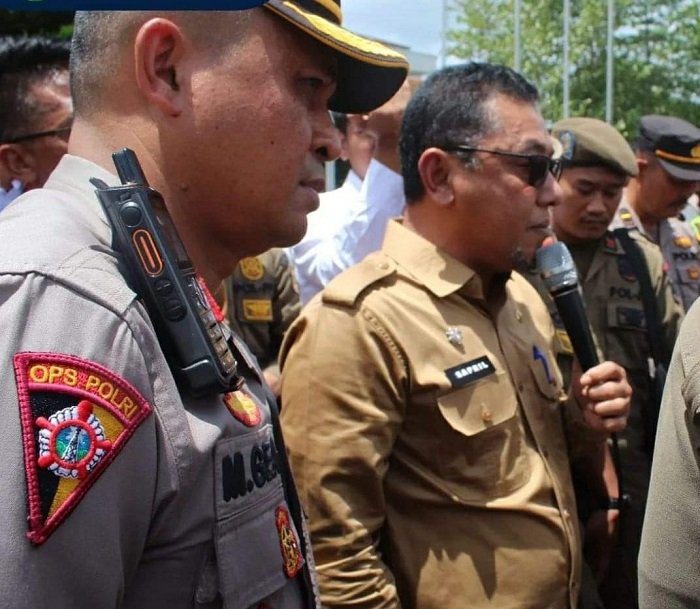 Sekda Sapril saat menemui pengunjuk rasa di halaman Kantor Bupati Tanjabtim, Senin (06/03/2023). (Dok. Rizon)