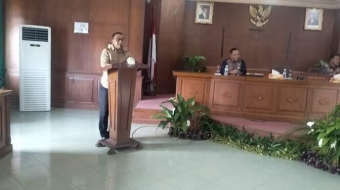 Sekda Sapril saat menyampaikan sambutan pada Raker dan Evaluasi Kegiatan Tahun 2022 di Aula Kantor Bupati Tanjabtim, Kamis (16/03/2023). (RJ.COM/Haitami)