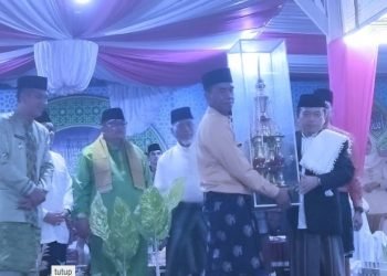 Penyerahan Piala kepada juara umum oleh Gubernur Al Haris (Dok. Riki - Serampas)