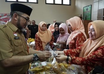 Sekda) Provinsi Jambi, Sudirman pada Pembukaan Bazar Ramadan 1444 H DWP Provinsi Jambi Tahun 2023 di Kantor Sekretariat DWP, Senin (20/03/2023). (Foto: Diskomifo/Harun)
