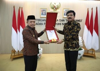 Al Haris saat Terima menerima dokumen persetujuan subtansi RTRW Provinsi Jambi 2023-2043 dari Menteri ATR Marsekal (purn) Dr. Hadi Tjahjanto. S. Ip. (Dok. Riki - Serampas)