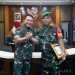 Kasad Jenderal TNI Dr. Dudung Abdurachman Berikan Penghargaan kepada Serka Sunardi di Ruang Tamu Kasad, Mabesad, Jakarta, Selasa (21/3/2023). (Dok. Dispenad)