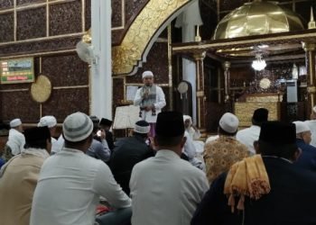 Al Haris saat melaksanakan sholat tarawih pertama di bulan suci Ramadan 1444 H/2023 M di masjid Agung Al Falah Kota Jambi, Rabu (22/3/2023) malam. [Dok. Jernih/Fei]