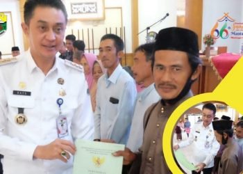 Pj Bupati Muaro Jambi Bachyuni Deliansyah saat menyerahan Sertifikat Hak Atas Tanah Bagi UMKM. Rabu (04/01/2023). (Dok. Diskominfo Muaro Jambi)