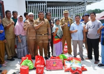 Penyerahan Bantuan Kepada Masyarakat Korban Angin Puting Beliung oleh Sekda kabupaten muaro jambi, Budi Hartono di Perumahan Mendalo Valley Desa Mendalo Darat, Selasa (10/01/2023). (Dok. Diskominfo Muaro Jambi)