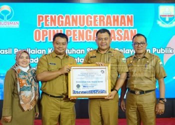 Penerimaan Penghargaan Predikat Kepatuhan Standar Pelayanan Publik Tahun 2022. Selasa (31/01/2023). (Dok. Diskominfo Muaro Jambi)