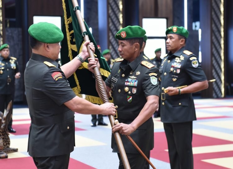 Kasad Jenderal TNI Dr. Dudung Abdurachman saat memimpin serah terima jabatan dua pejabat Pangdam di Aula Jenderal Besar A.H Nasution, Mabesad, Jakarta, Jumat (24/3/2023). (Dok. Dispenad)