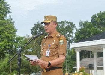 Pj. Bupati Muaro Jambi Bachyuni Deliansyah, SH, MH saat menyampaikan sambutan pada Apel Gabungan di Dinas Kominfo Kabupaten Muaro Jambi, Senin (06/02/2023). (Dok. Kominfo)