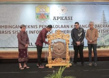 Pj Bupati Muarojambi saat Membuka Bimtek Pengelolaan Keuangan Daerah Berbasis SIPD TA 2023 di Ballroom Hotel Paradiso Bali,Kamis (09/02/2023).(Dok. Kominfo)