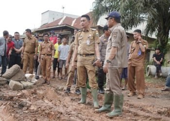 Pj. Bupati Muaro Jambi Tinjau Jalan Rusak di kawasan Desa Bakung Kecamatan Maro Sebo, Selasa(28/02/2023). (Dok. Kominfo)