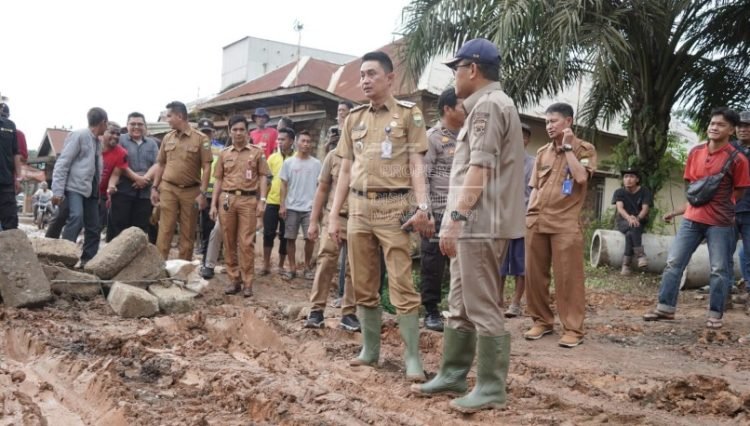 Pj. Bupati Muaro Jambi Tinjau Jalan Rusak di kawasan Desa Bakung Kecamatan Maro Sebo, Selasa(28/02/2023). (Dok. Kominfo)