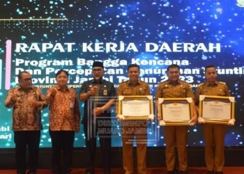 Penerimaan Penghargaan Terbaik II Pemkab Muaro Jambi dalam Menurunkan Stunting di Provinsi Jambi, di Hotel Aston Jambi, Selasa (28/02/2023). (Dok. Kominfo)