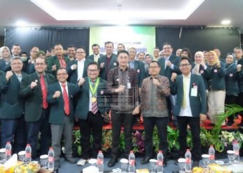 Pj Bupati Muaro Jambi, Bachyuni Drliansyah, SH., MH., saaat menghadiri acara Pelantikan Pengurus Ikatan Dokter Indonesia (IDI) Cabang Muaro Jambi periode 2022-2025 di Ballroom Hotel Odua Weston Jambi, Sabtu (4/3/2023). (Dok.Kominfo)