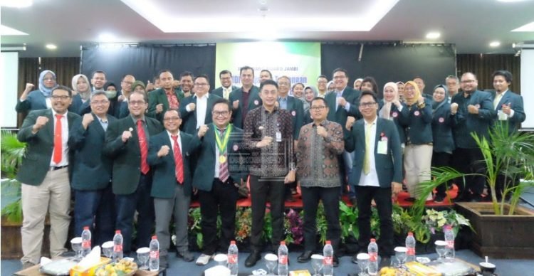 Pj Bupati Muaro Jambi, Bachyuni Drliansyah, SH., MH., saaat menghadiri acara Pelantikan Pengurus Ikatan Dokter Indonesia (IDI) Cabang Muaro Jambi periode 2022-2025 di Ballroom Hotel Odua Weston Jambi, Sabtu (4/3/2023). (Dok.Kominfo)