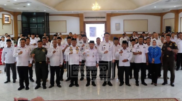 Pj Bupati Hadiri Pelantikan Pelantikan DPC APDESI dan Forum Kades Kabupaten Muaro Jambi Periode 2023-2028 di ruang Aula Nang Inang kantor bupati, Bukit Cinto Kenang, Bukit Baling (8/3/2023). (Dok.Kominfo)
