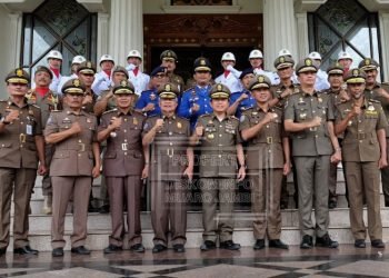 Pj Bupati Muaro Jambi Mengikuti Upacara HUT Satpol PP dan Damkar Tingkat Provinsi Jambi di lapangan kantor gubernur provinsi jambi. Senin (13/3/2023). (Dok.Kominfo)