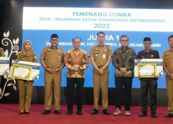 Pj Bupati Muaro Jambi, Bachyuni Deliansyah saat menerima Seritifikat Penghargaan Desa Terbaik I Kepada Pemerintah Kabupaten muaro jambi di Aditorium Rumah Dinas Gubernur Jambi (20/3/2023). (Dok.Kominfo)