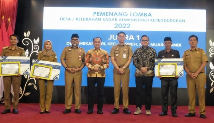 Pj Bupati Muaro Jambi, Bachyuni Deliansyah saat menerima Seritifikat Penghargaan Desa Terbaik I Kepada Pemerintah Kabupaten muaro jambi di Aditorium Rumah Dinas Gubernur Jambi (20/3/2023). (Dok.Kominfo)