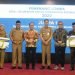 Pj Bupati Muaro Jambi, Bachyuni Deliansyah saat menerima Seritifikat Penghargaan Desa Terbaik I Kepada Pemerintah Kabupaten muaro jambi di Aditorium Rumah Dinas Gubernur Jambi (20/3/2023). (Dok.Kominfo)
