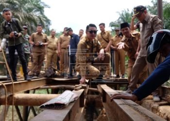 Pj Bupati Muaro Jambi, Bachyuni Deliansyah, saat melakukan peninjauan pembangunan jembatan Sungai Kandang di Kecamatan Sungai Bahar. Senin (6/3/2023) (Dok.Kominfo)