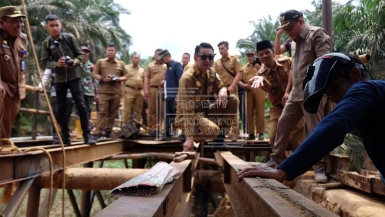 Pj Bupati Muaro Jambi, Bachyuni Deliansyah, saat melakukan peninjauan pembangunan jembatan Sungai Kandang di Kecamatan Sungai Bahar. Senin (6/3/2023) (Dok.Kominfo)