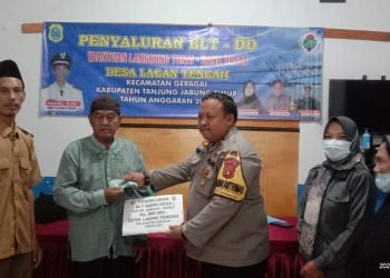 Penyerahan BLT DD secara simbolis kepada KPM di aula Kantor Desa Lagan Tengah, selasa (28/3/2023).(dok. Misbah)