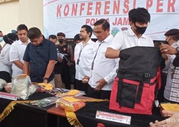 Barang bukti Narkotika jaringan Pekanbaru yang berhasil diungkap oleh Polda Jambi dalam konferensi pers di Mapolda Jambi, Rabu (29/3/2023). [Foto: RJ.COM/Nasution]