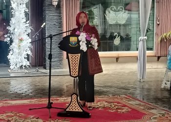 Hesti Haris saat memberikan kata sambutan pada penutupan Pasar Murah Ramadhan 1444 H TP PKK Provinsi Jambi di halaman kantor TP-PKK Telanaipura, Kamis (30/03/2023). (dok. Kominfo/Maria)