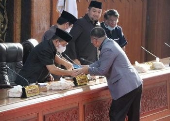 Gubernur Al Haris pada Rapat Paripurna DPRD Provinsi Jambi terkait Penyampaian Pandangan Umum Fraksi Fraksi terhadap LKPJ Kepala Daerah TA 2022 di Ruang Rapat Utama Gedung DPRD Provinsi Jambi, Jumat (31/03/2023). (Dok. Diskominfo/Agus)