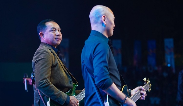 Wakasad TNI bersama gitaris Dewa 19 terlihat bermain gitar di satu panggung. (Foto Dispenad)