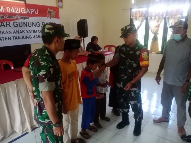 Penyerahan bantuan program CSR kepada 167 anak yatim piatu di Kec. Tebing Tinggi dan Tungkal Ulu, Sabtu (08/04/2023). (Dok. Penrem 042/Gapu)