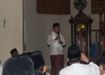 Gubernur Al Haris pada saat giat kunjungan Syafari Ramadhan di Desa Pulau Batu, Minggu (09/04/2023). (Foto:  Kopas Jambi/Luth)