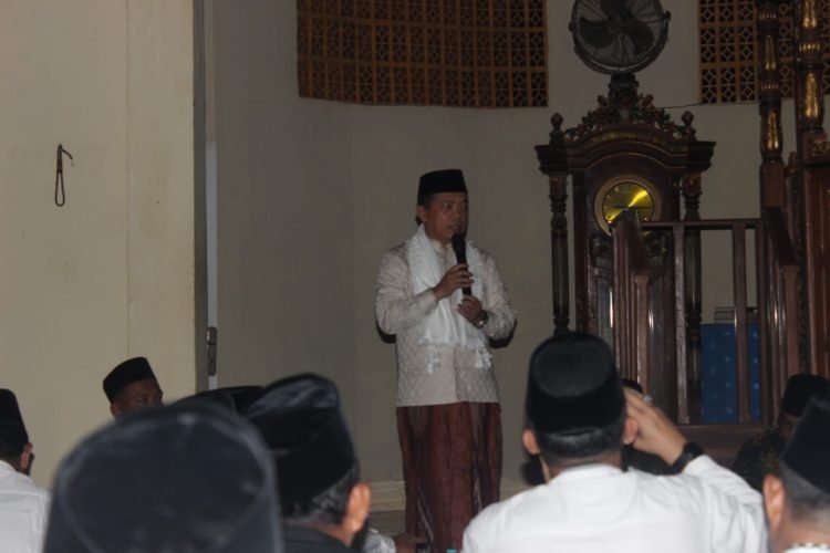 Gubernur Al Haris pada saat giat kunjungan Syafari Ramadhan di Desa Pulau Batu, Minggu (09/04/2023). (Foto:  Kopas Jambi/Luth)