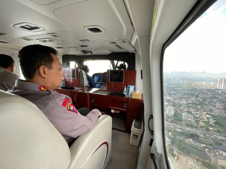 Kapolri Jenderal Listyo Sigit Prabowo saat memantau langsung situasi terkini arus mudik menggunakan Helikopter (Dok. Div Humas Polri)