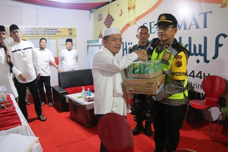 Al Haris menyerahkan bingkisan lebaran kepada petugas pengamanan, Jumat (21/04/2022) malam. (Dok. Deni- RJ.COM)